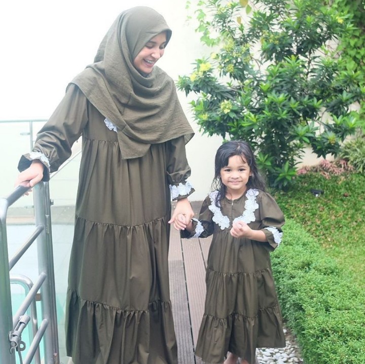 <p>Ketika belanja gamis, coba sesekali beli yang bisa kembar dengan putrimu, Bun. OOTD hijab a la Shireen Sungkar ini bisa menjadi inspirasi. Cocok untuk tampilan ke pengajian atau berpergian bersama si kecil, Bun. (Foto: Instagram @shireensungkar)</p>