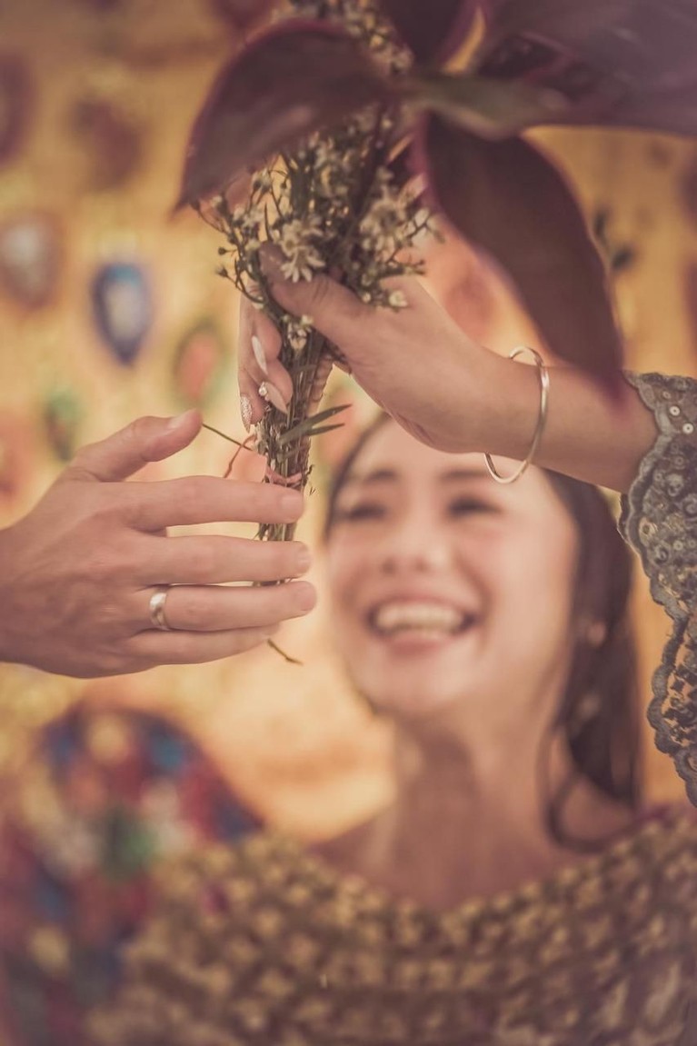 Beberapa momen prosesi siraman pramugari cantik Raiya Chitra Caesaria jelang pernikahannya dengan Danny Rukmana digelar di Jumat Kliwon, (14/2). 