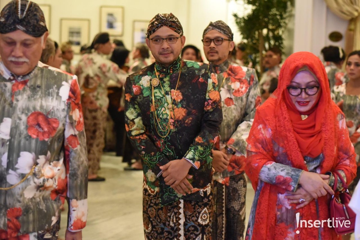 Putra ketiga Tutut Soeharto&comma; Danny Rukmana baru saja mejalani prosesi adat bugis Makassar&comma; Mappacci dengan Raiyah Chitra Caesaria&period;