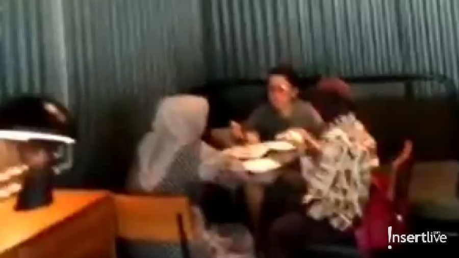Mayangsari asyik ngafe bareng teman-temannya di saat prosesi siraman keponakannya, Danny Rumkana.
