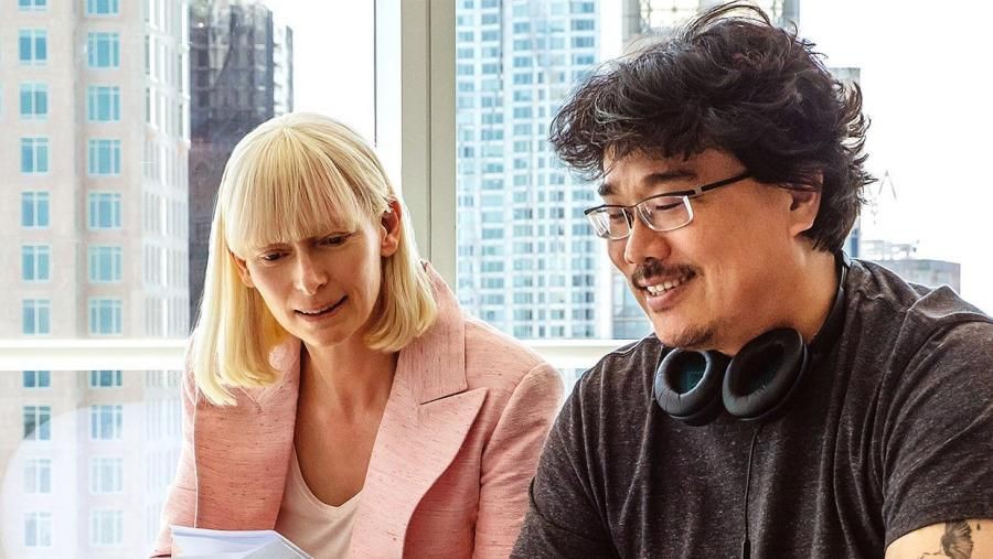 Akan menggarap Parasite versi Hollywood, sutradara Bong Joon Ho bertemu dengan Tilda Swinton.