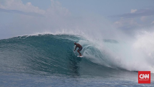 Peselancar dunia Mikala Jones meninggal dunia usai menderita cedera fatal saat berselancar di atas ombak Mentawai, Indonesia.