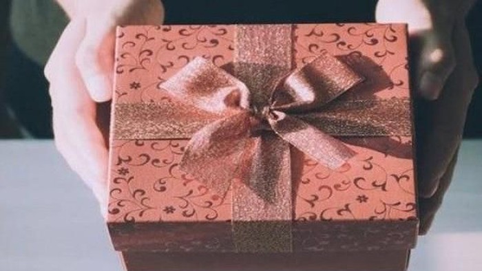 [FORUM] Menurut kalian kasih kado ke sahabat wajib atau engga?