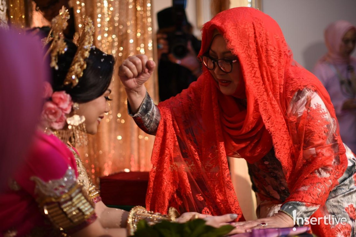 Putra ketiga Tutut Soeharto&comma; Danny Rukmana baru saja mejalani prosesi adat bugis Makassar&comma; Mappacci dengan Raiyah Chitra Caesaria&period;