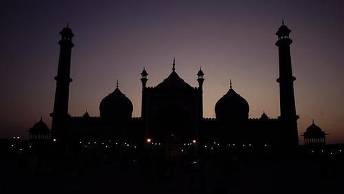 [FORUM] Shalat pas azan sah gak ya?