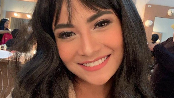 Iklannya Bikin Penasaran! Seperti Apasih Lipstik Vanessa Angel?