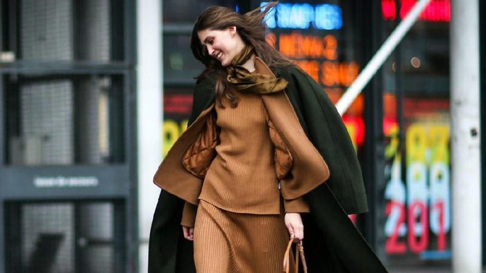 Inspirasi Perpaduan Warna Outfit Cokelat Kasual untuk Hangout Ke Mall