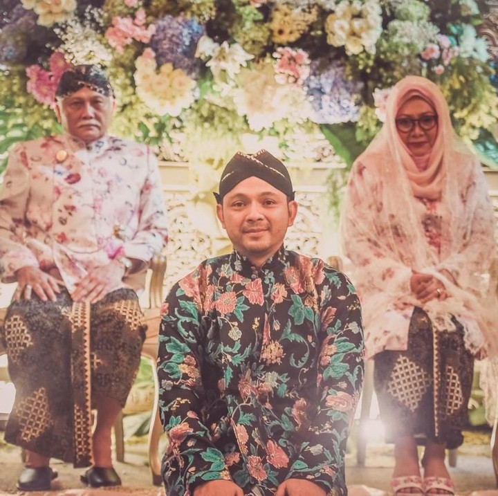 <p>Dalam prosesi siraman, tampak kedua orang tua Danny, Siti Hardijanti Rukmana (Tutut Soeharto) dan Indra Rukmana hadir. (Foto: Istimewa)</p>