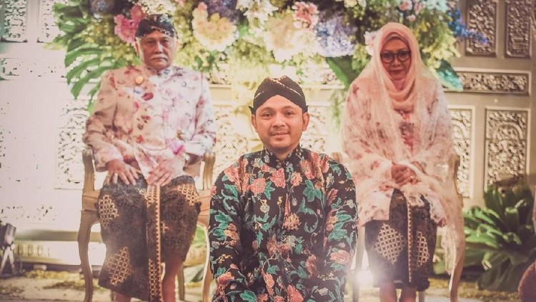 Jelang menikah, cucu Soeharto Danny Rukaman dan Raiyah menggelar serangkaian acara, Bunda. Semuanya dilakukan secara adat Jawa.