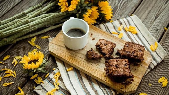 Praktis Banget! Ini Dia Cara Membuat Brownies Kukus Ala Rumahan Tanpa Mixer