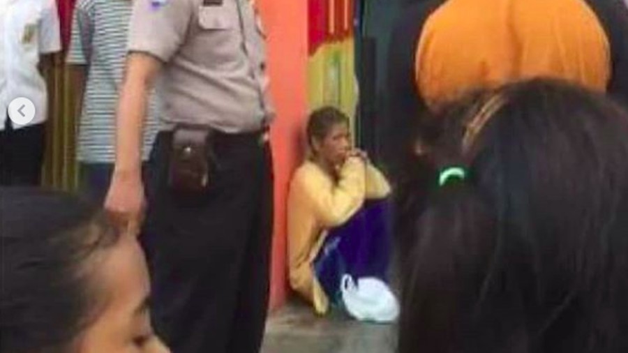 Viral nenek ditampar oleh warga karena dituduh sebagai penculik anak.