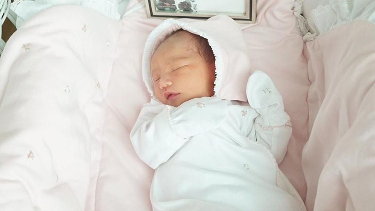 Shandy Aulia melahirkan bayi perempuan yang diberi nama Claire Herbowo. Baru saja lahir, hidung anak Shandy Aulia ini sudah mencuri perhatian netizen, Bun.