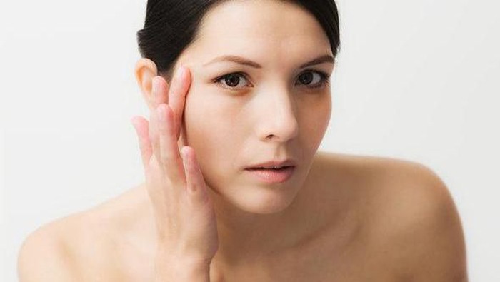 Pakai Benda-benda di Rumah, Begini Cara Menghilangkan Kantung Mata Tanpa Pakai Concealer