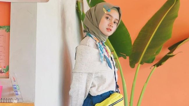 Penampilan Unik Hijabers Pakai  Jepit Rambut  Bandana di 