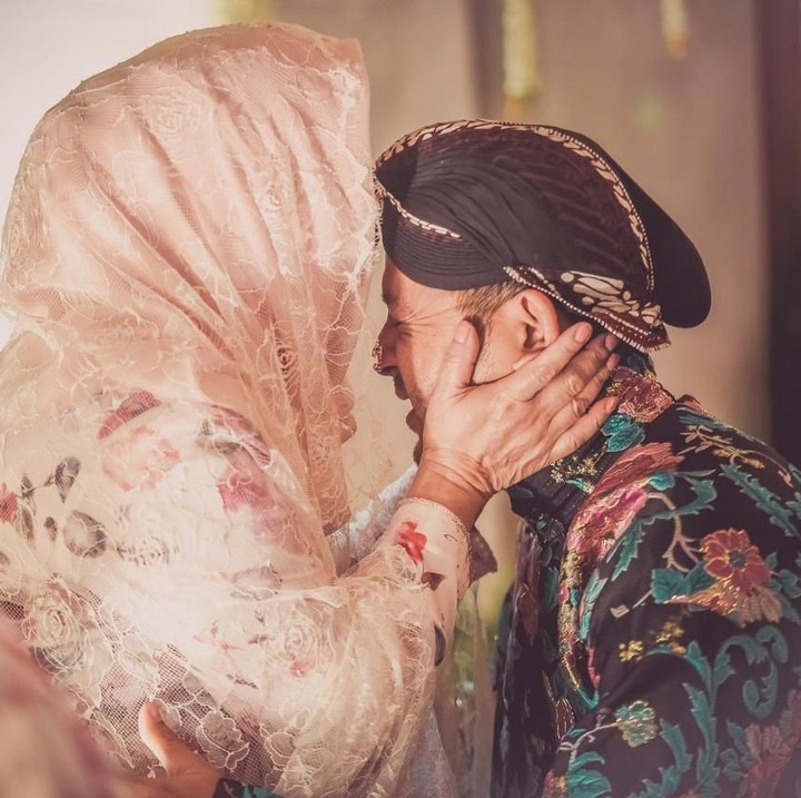 <p>Momen haru saat Danny sungkem pada ibunya. (Foto: Istimewa)</p>
