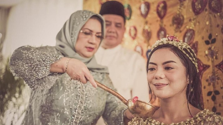 7 Potret Prosesi Siraman Calon Istri Cucu Soeharto di Jumat Kliwon Beberapa momen prosesi siraman pramugari cantik Raiya Chitra Caesaria jelang pernikahannya dengan Danny Rukmana digelar di Jumat Kliwon, (14/2).