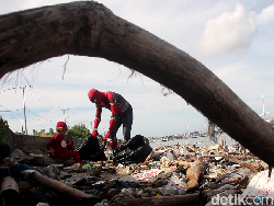 Disorot Dunia, Begini Aksi Spiderman Parepare Bersihkan Sampah di Pantai
