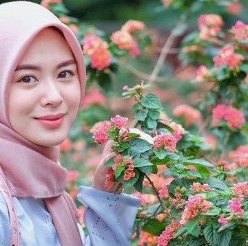 4 Tutorial Hijab Segiempat Buat Kamu yang Bosan Style Dililit ke Leher