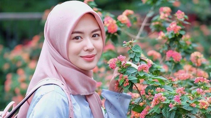 4 Tutorial Hijab Segiempat Buat Kamu yang Bosan Style Dililit ke Leher