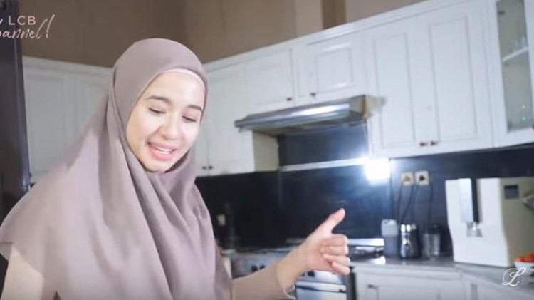 Meski sedang sibuk berbisnis dan berkecimpung di dunia hiburan, Laudya Cynthia Bella masih sempat untuk memasak lho, Bun. Bella memasak di dapurnya yang luas.