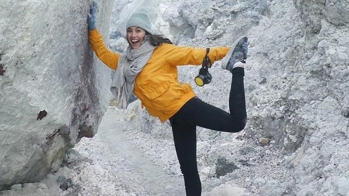 Enggak Melulu Putih, Outfit Hitam Juga Seru Dipadu dengan Warna-Warna Ini Lho!