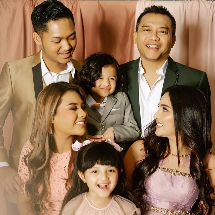 Kekompakan keluarga Anang dan Ashanty enggak perlu diragukan lagi ya, Bunda. Hal itu terangkum dalam foto keluarga lengkap mulai dari Ayah Anang, Bunda Ashanty, Kakak Aurel, Kakak Azriel, Asry dan Arsya. (Foto: Instagram @ashanty_ash)