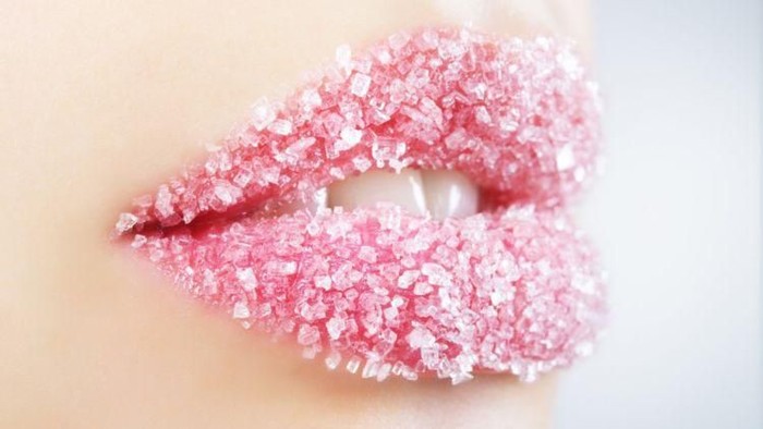 [FORUM] Rajin pake lipscrub katanya bisa bikin bibir jadi pink? Masa sih...