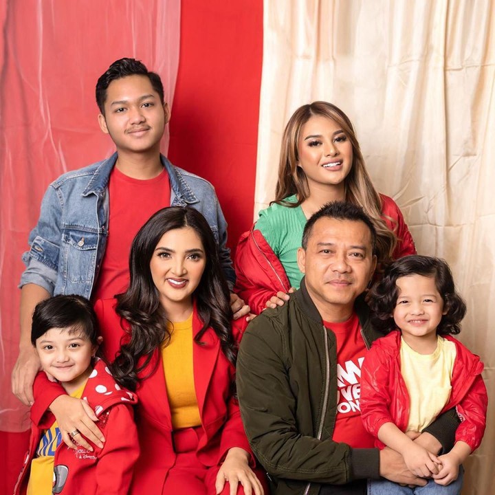 Merayakan Father's Day, mereka kompak berfoto mengenakan outfit merah. Arsy dan Arsya pun mengenakan baju senada. (Foto: Instagram @ashanty_ash)