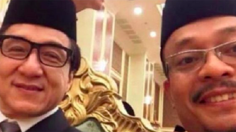 Pada 11 Februari, aktor Jackie Chan kembali digunjingkan masuk islam lewat unggahan Facebook Asdar Gawa.