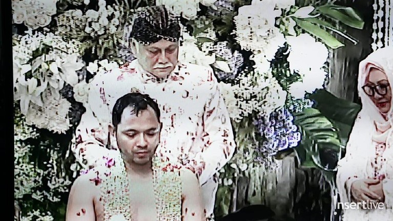 Beberapa momen proses siraman anak ketiga Tutut Soeharto, Danny Rukmana yang akan segera menikahi Raiyah Chitra, yang berprofesi sebagai pramugari.