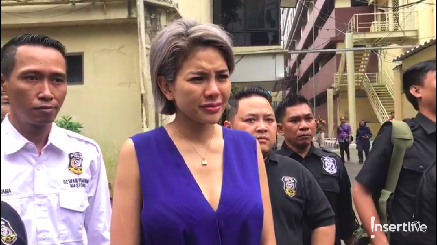 Nikita Mirzani laporkan mantan suaminya Sajad Ukra ke polisi karena telah mengancam keselamatan keluarganya.