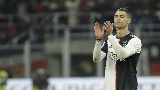 Juventus' Cristiano Ronaldo applauds fans at the end of the Italian Cup soccer match between AC Milan and Juventus at the San Siro stadium, in Milan, Italy, Thursday, Feb. 13, 2020. (AP Photo/Luca Bruno)