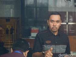Berkemeja Harley-Davidson, Ahmad Sahroni Penuhi Panggilan KPK