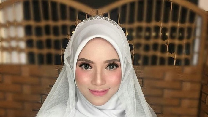 Dari yang Biasa Hingga Menutup Dada, Ini Tutorial Pashmina untuk Pengantin Tanpa Hijab Stylist