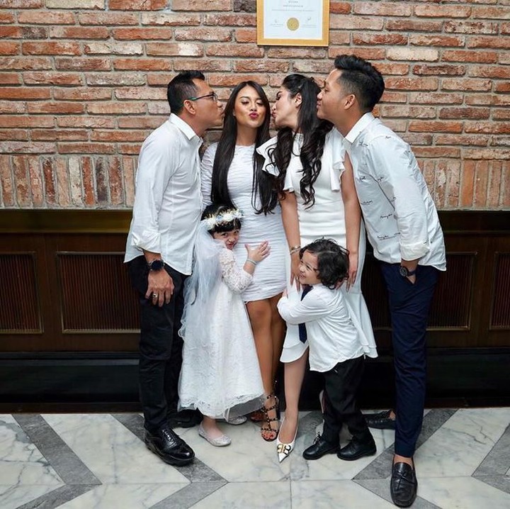 Pada perayaan ulang tahun Kakak Aurel, keluarga mereka mengenakan outfit berwarna putih. Arsy terlihat lucu dan imut mengenakan flower crown putih, sedangn Arsya pun mencuri perhatian dengan kemeja dan dasi hitam. (Foto: Instagram @ashanty_ash)