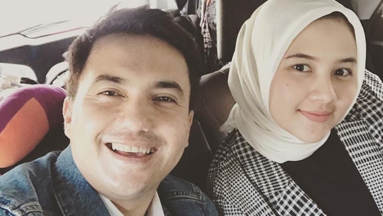Setelah lama menduda, Sharul akhirnya akan mempersunting sang kekasih yang berusia 19 tahun lebih muda. Namun karena pandemi corona, terpaksa lamaran ditunda.
