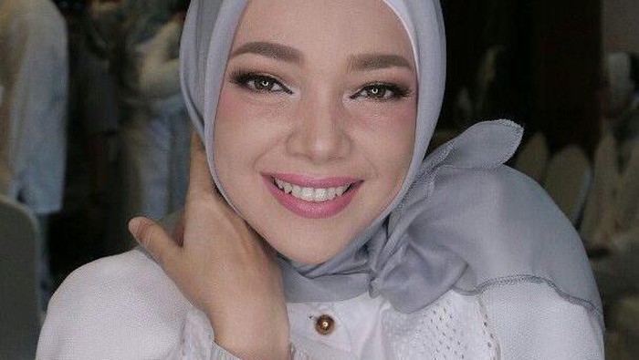 Dari Nude sampai Bold, Begini Gaya Makeup Dewi Sandra yang Bisa Ditiru Hijabers