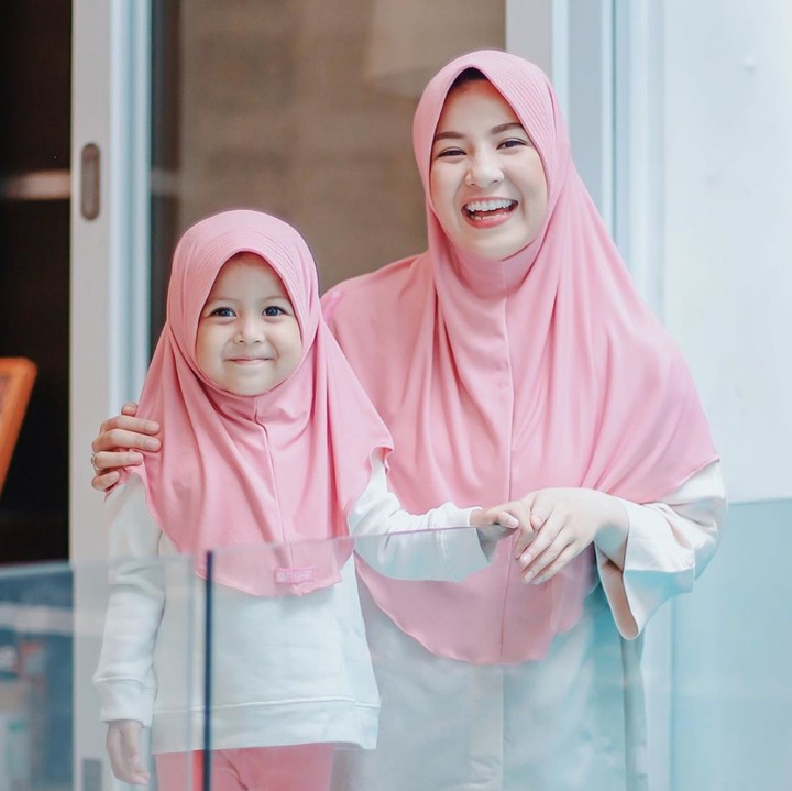 <p>Inspirasi OOTD hijab lainnya datang dari Natasha Rizky. Coba mengambil inspirasinya dari gaya hijab yang kompak mengenakan kerudung instan warna pink. Cocok buat Bunda yang suka tampilan feminin. (Foto: Instagram @natasharizkynew)</p>