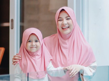 5 Inspirasi OOTD Kembaran ala Bunda Seleb Berhijab dengan Anak