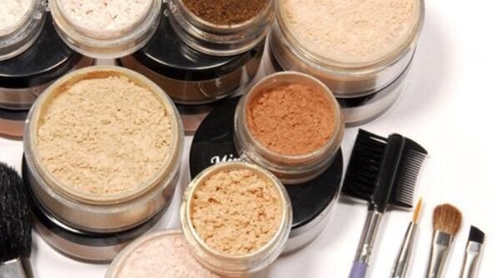 [FORUM] Lebih suka mana, bedak tabur translucent atau yang ada warnanya?