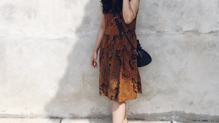 Tidak Melulu Terlihat Formal, Begini Style Pakai Model Dress Batik yang Lebih Kekinian
