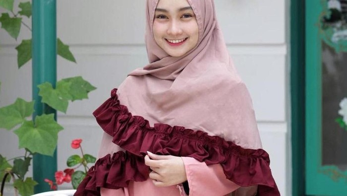 Bikin Terlihat Proporsional, Pakai Outfit Ala Selebgram Nabilahcil Ini untuk Wanita Bertubuh Kecil