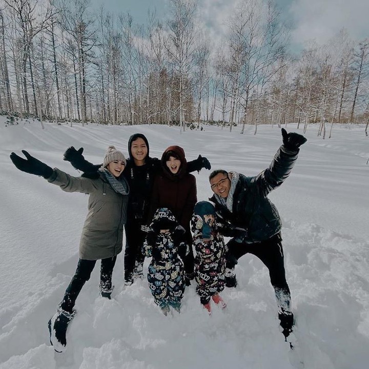 Foto saat liburan ke Jepang, serunya keluarga A6 main di salju. Coba tebak mana Arsy? He-he-he, lucu ya cuma kelihatan mukanya saja. (Foto: Instagram @ashanty_ash)