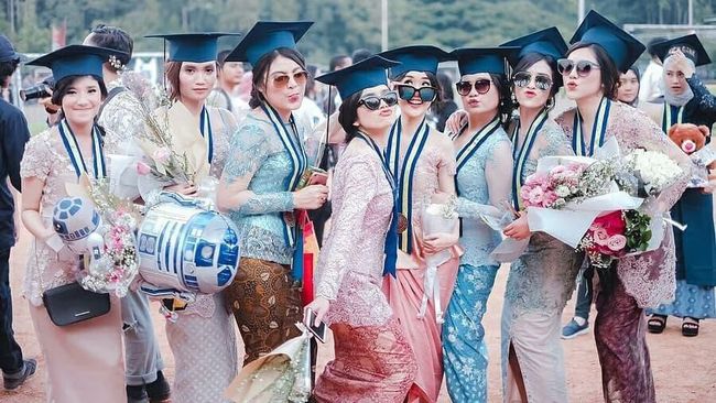 Menuju Akhir Tahun Inilah Deretan Desain  Kebaya Wisuda  