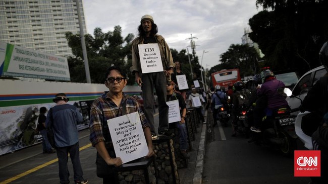 FOTO: Seniman Ruwatan di Reruntuhan TIM