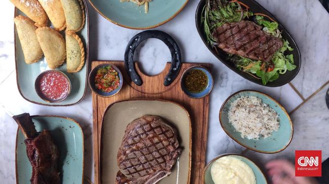 Orang Argentina tak bisa lepas dari sajian berbahan daging sapi. Daging diracik dengan berbagai padanan yang berbeda mulai dari salad hingga sejenis pastel.