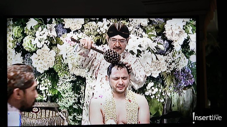 Beberapa momen proses siraman anak ketiga Tutut Soeharto, Danny Rukmana yang akan segera menikahi Raiyah Chitra, yang berprofesi sebagai pramugari.