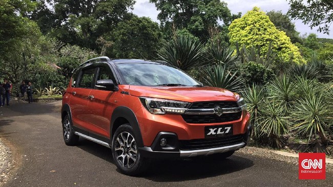 Generasi pertama XL7 sudah dijual Suzuki sejak 1998. Mobil ini sempat dijual di Indonesia sebagai Suzuki Grand Escudo XL7.