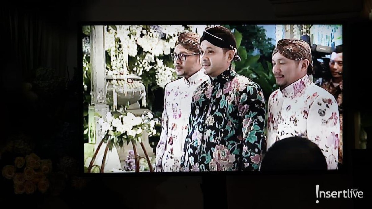 Beberapa momen proses siraman anak ketiga Tutut Soeharto&comma; Danny Rukmana yang akan segera menikahi Raiyah Chitra&comma; yang berprofesi sebagai pramugari&period;