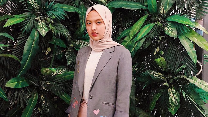 Enggak Melulu Terlihat Formal, 5 Style Hijaber dengan Blazer Ini Ternyata Kece Dipakai Sehari-Hari!